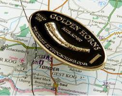 Guldhornsmønten eller Golden horns geocoin som den også hedder. Her med kort i baggrunden